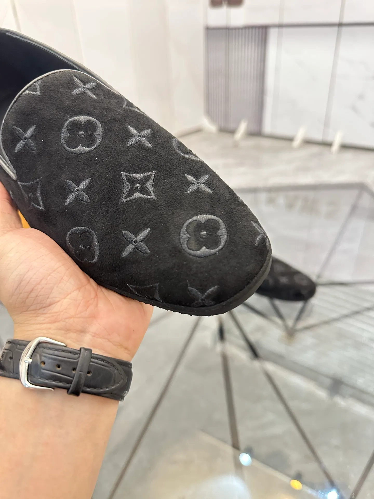 Selling men's shoes 💰: 💰P460¥ Product trademark: LV* "Louis Vuitton*" slip-on shoes, lazy shoes, regular size: 38-44. (can be customized to 45.) Product materials: imported first-layer nubuck leather upper, water-dyed cowhide lining, original outsole. No.: D301